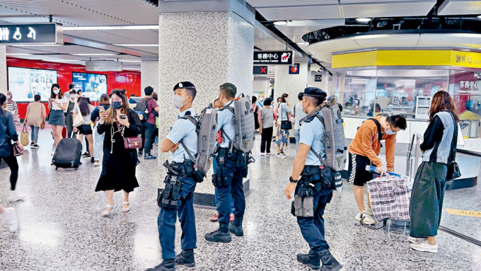 反恐特勤队警员在港铁站内戒备。 