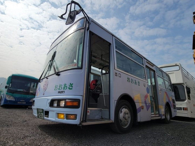 近日網民竟在香港見到來自日本的舊式巴士，令一眾路人不禁嘖嘖稱。圖片來自「獵奇巴士收藏」Facebook專頁。