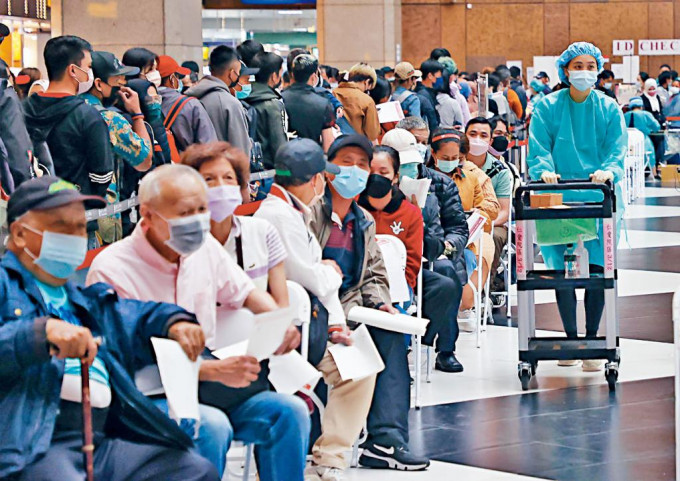 台北车站疫苗接种站出现人潮。