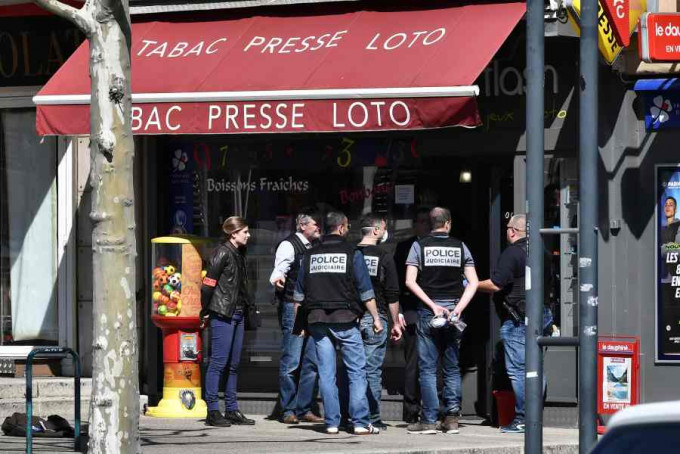 兇徒再闖進附近一家理髮店和超級市場施襲。AP