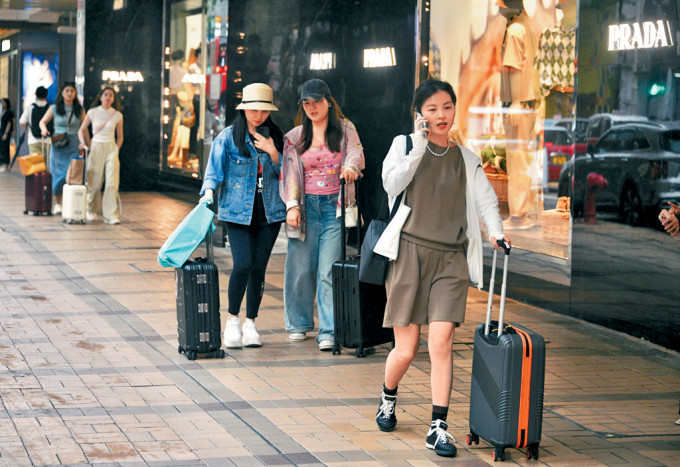 政府正积极争取提高内地旅客免税额。