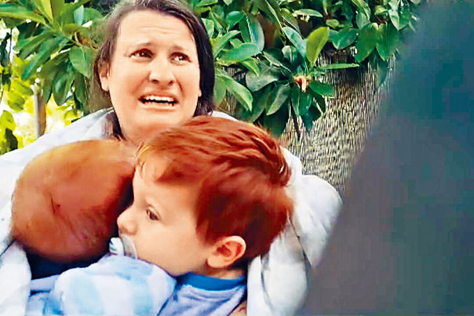 片段中的以色列母親與兩名幼兒，遭哈馬斯分子擄走。