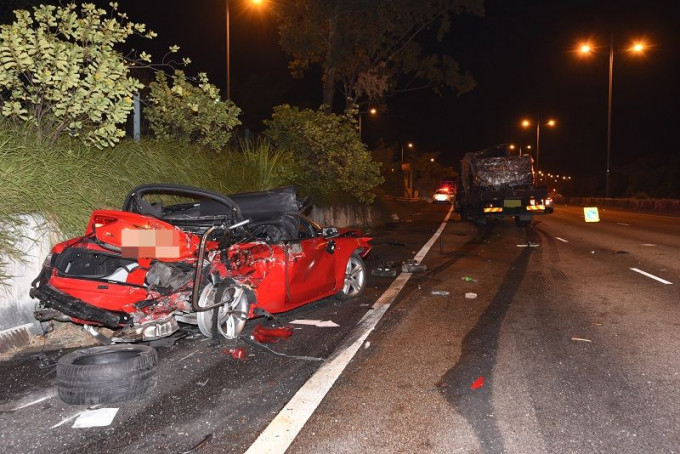 貨車高速撞向私家車，將其輾壓後再衝前撞死拖車司機，私家車被撞成廢鐵。資料圖片