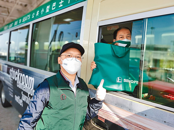 林至頴在疫情嚴重時，為運輸業前線工作者派送贈藥品和抗疫物資。