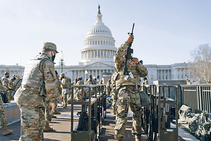 ■國民警衞軍周四在國會大廈前分發武器，他們將保護拜登的就職禮。