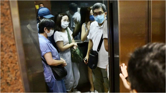 阿Mo父母等一行人乘搭升降机上病房。
