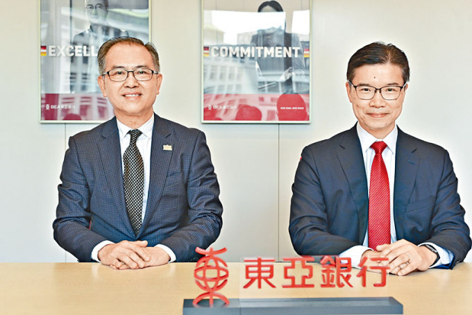 （左起）利奧紙品首席財務官黎景隆、東亞銀行總經理兼企業銀行處主管區偉權。