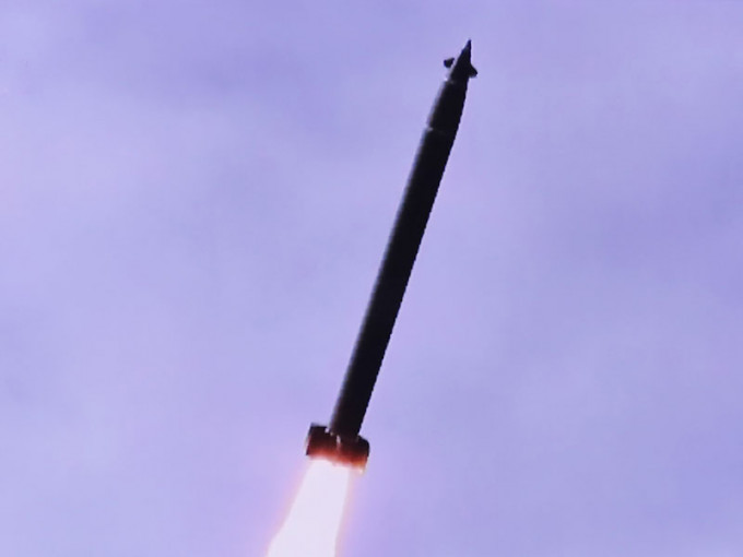 北韓早上發射3枚不明飛行物，南韓軍方料其測試實戰部署新型武器。AP資料圖片