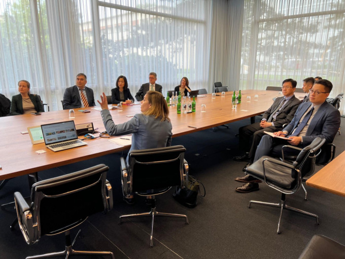 孫東在瑞士巴塞爾參觀羅氏集團，聽取該集團業務的介紹。政府新聞署圖片
