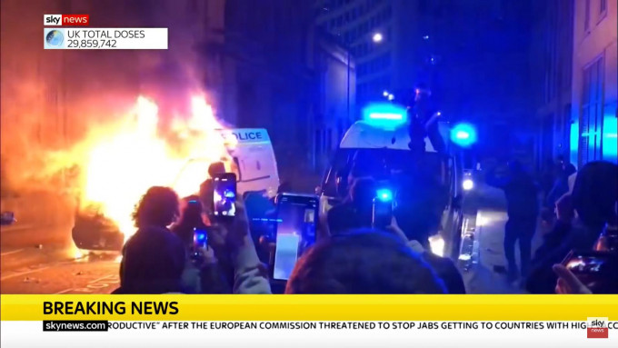 英国布里斯托城周日示威演变成暴乱，袭击警署焚烧警车。
