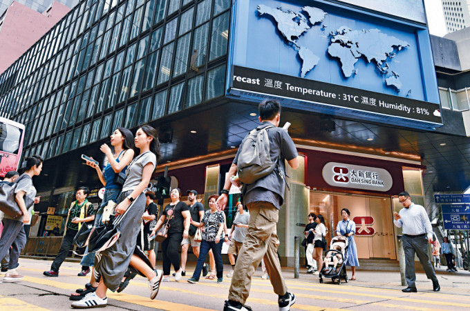 香港在4大競爭力因素中的「經濟表現」排名大幅改善，反映去年經濟復甦。