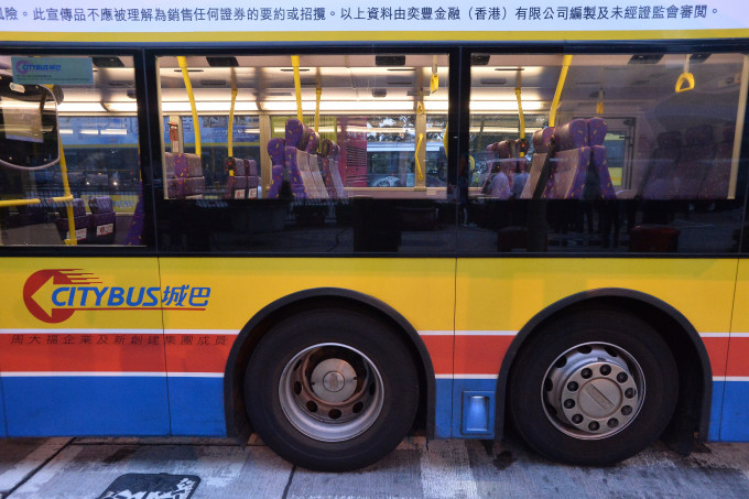 港鐵西港島線及南港島線通車後，巴士公司被搶走逾一成乘客。