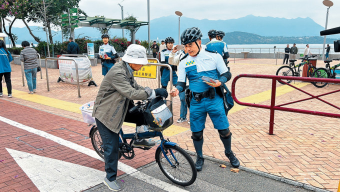 警方单车巡逻队昨日以新制服及新装备巡逻，并向市民派发注意踏单车安全的宣传单张。