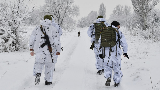 正在俄乌边境巡逻的乌克兰士兵。美联社图片