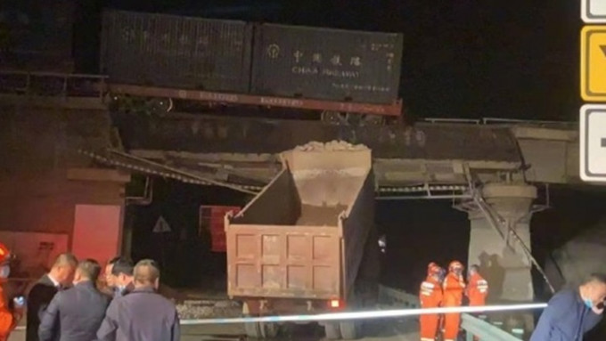 甘肃靖远县有泥头车撞桥，导致货运火车出轨。网上图片