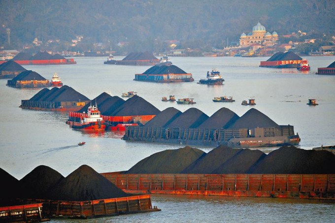 ■印尼东加里曼丹省的煤碳驳船。