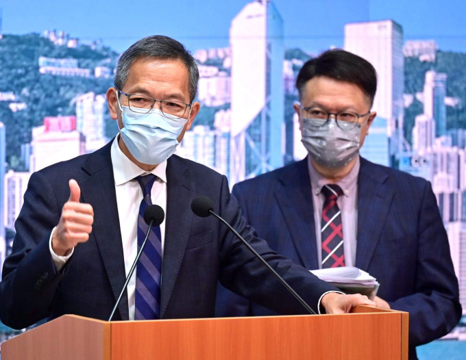 專家委員會召集人劉澤星（左）表示科興疫苗的效益比可能存在的風險高，決定向政府推薦作緊急使用。