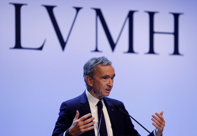 LVMH集團CEO Bernard Arnault宣佈，將使用旗下3間香水及化妝品共產生產消毒用品。路透社