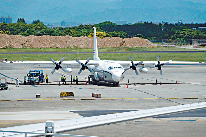 美國C-130運輸機昨天降落桃園機場。