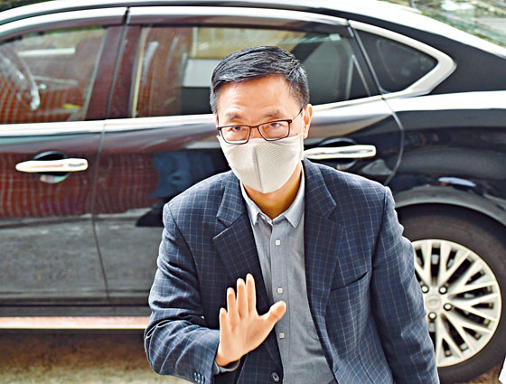 ■教育局局長楊潤雄表示，不公平源於試題有誤，認為難以評核出錯的問題，最負責任的做法是取消題目，亦是「唯一方法」。