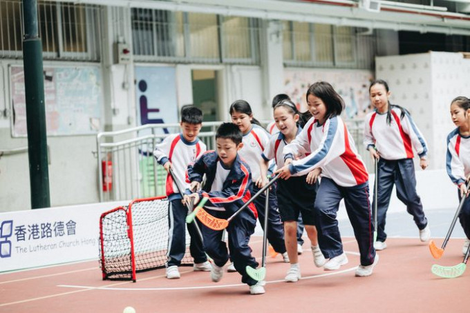 不同年級的學生在校內進行旱地冰球比賽，切磋球技。