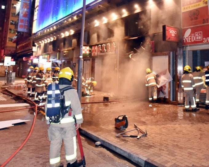 莎莎化妝品店起火，消防到場將火救熄。