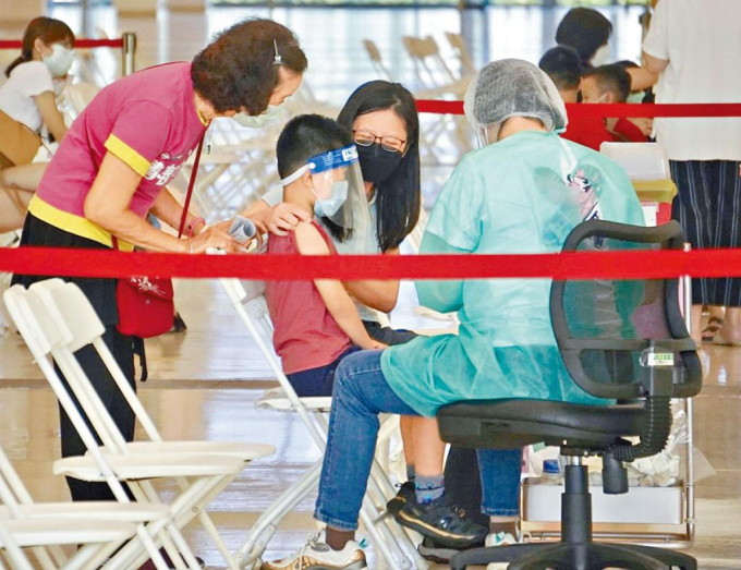 台湾家长昨天带子女接种疫苗。