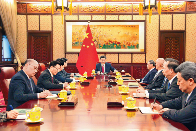 李家超今次上京述職出現破天荒安排，獲國家主席習近平與國務院總理李強一同接見。