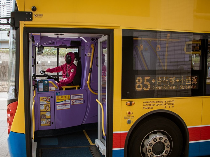 有車長以《魷魚遊戲》制服造型駕駛巴士。新巴城巴facebook圖片