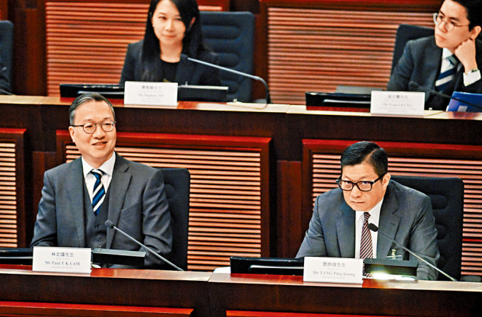 律政司司長林定國與保安局局長鄧炳強出席會議。