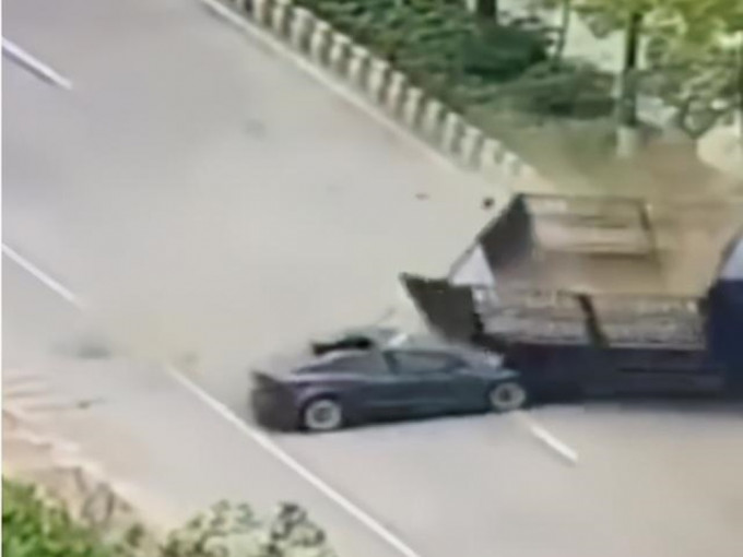 涉事的黑色Tesla在碰撞前毫無剎車迹象，以高速撞向貨車車尾。影片截圖