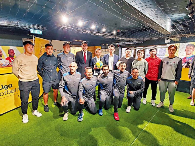 香港西甲足球学校由郭嘉诺（后排左三）出任总教练。星岛资料图片