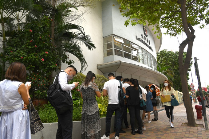 九龙城区名校喇沙小学，上周收表首日已有不少家长冒雨排队递交申请。资料图片