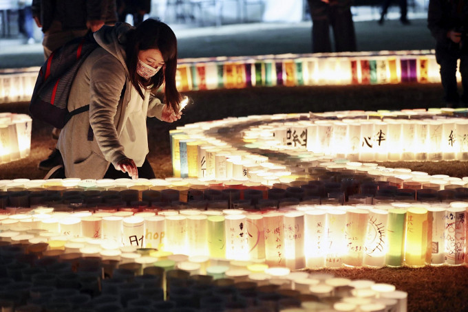 日本民众悼念阪神地震26周年。AP图片