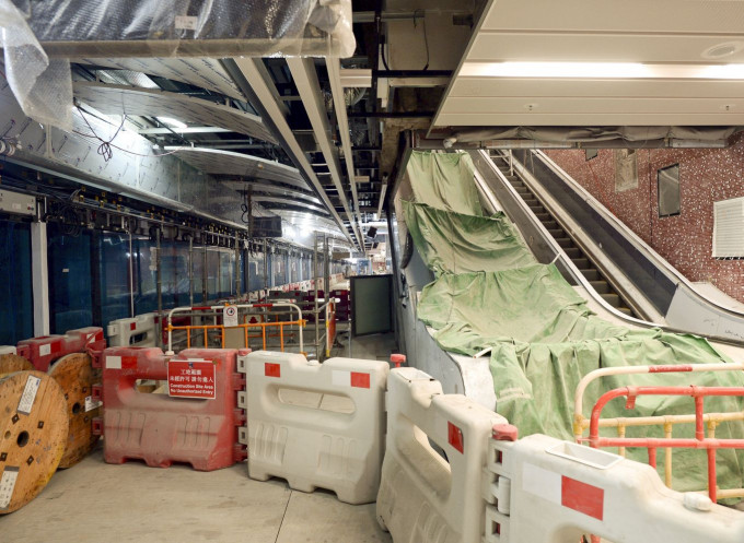 港铁至今已在红磡站东西走廊8个位置进行开凿。资料图片