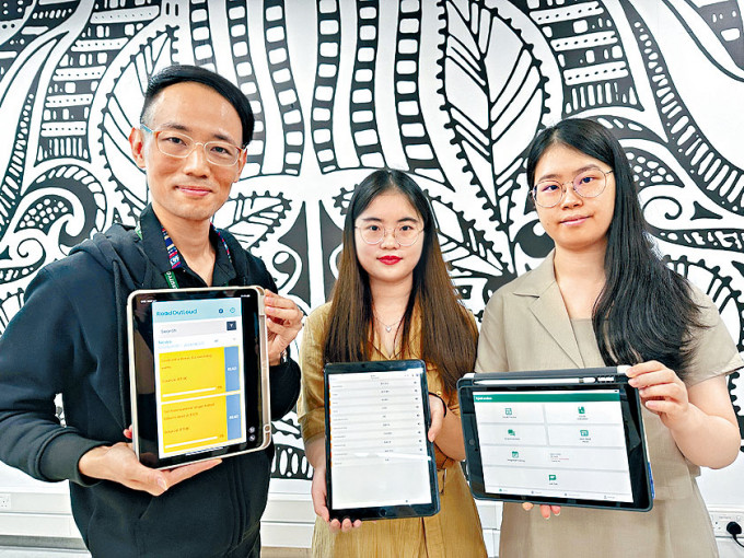 胡镇浩（左）期望，市民通过恒大开发的两款应用程式，提升英语会话能力。