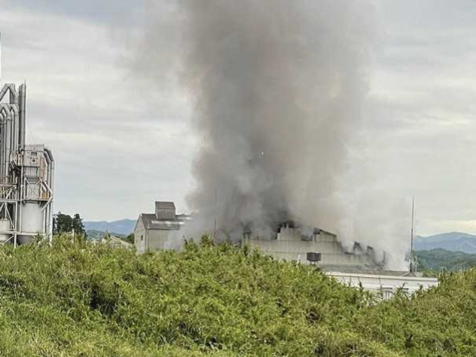 日本福島化工廠爆炸，濃煙衝天。（Twitter圖片）
