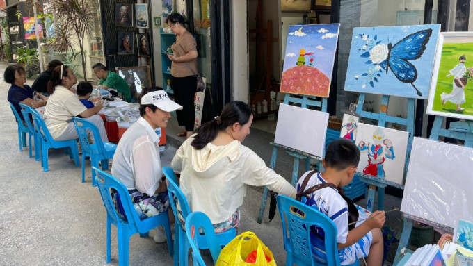 到大芬村学画画成减压热选。星岛图片