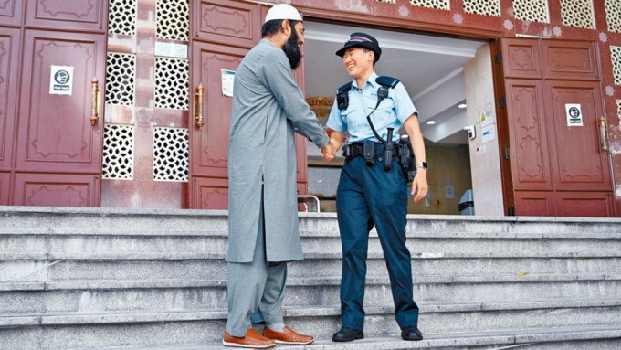 九龙清真寺首席教长Muhammad Arshad感谢女辅警锺妮恩协助寻回儿子。