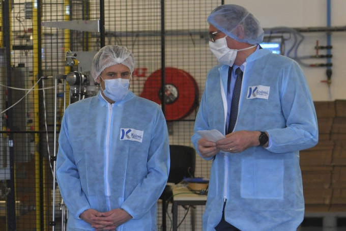 法國總統馬克龍（左）在視察醫用口罩生產企業時表示，法國政府計劃投入40億歐元用於訂購醫療物資。AP