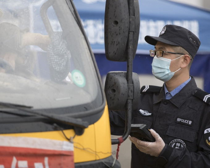 綏芬河市公安局巡警核查往來車輛。新華社