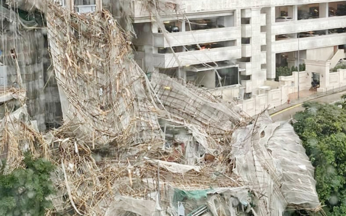 乐活道有大幅外墙棚架倒塌。 香港突发事故报料区fb图