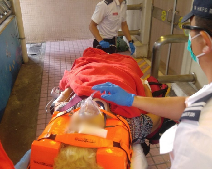 老妇受伤送伊利沙伯医院。