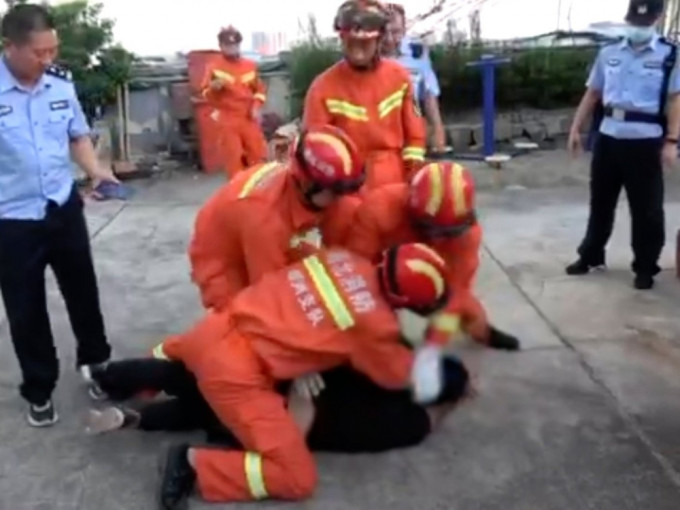 男子欲輕生被救後毆打消防員，消防員將其制伏。(網圖)