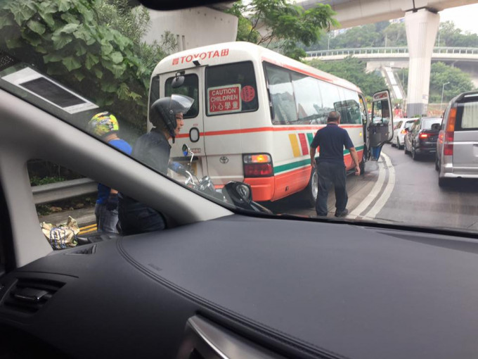 現場十分擠塞，有指數名電單車司機被油滑倒。網民Donald Yu圖片