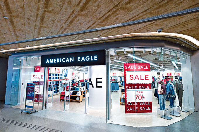 ●American Eagle Outlet最近进驻东涌东荟城名店仓，开设全港首家Outlet，带来至低的四折购物优惠。