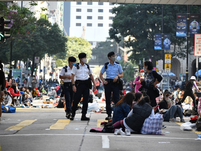 劳工处提醒外佣严格遵守有关规定，并呼吁他们避免于休息日外出聚会。资料图片