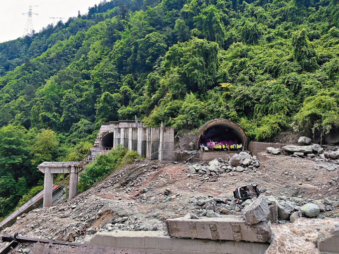 四川康定雅康高速公路突遇泥石流，隧間橋垮塌，5人失聯。