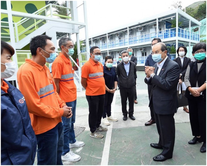 張建宗（前排右二）趁勞動節向全港打工仔致敬。「政務司司長辦公室」fb圖片