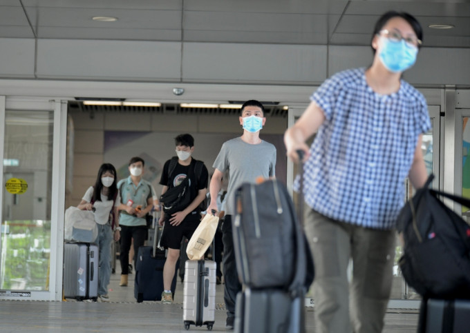 內地專家則認為香港相對寬鬆的防疫政策有漏洞，若貿然通關，會為內地帶來重大風險。資料圖片